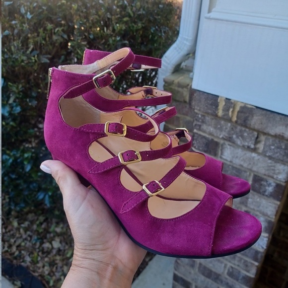 CLOSE-OUT SALE: 6.5 Beautiful Unisa Suede Heels - Picture 2 of 9